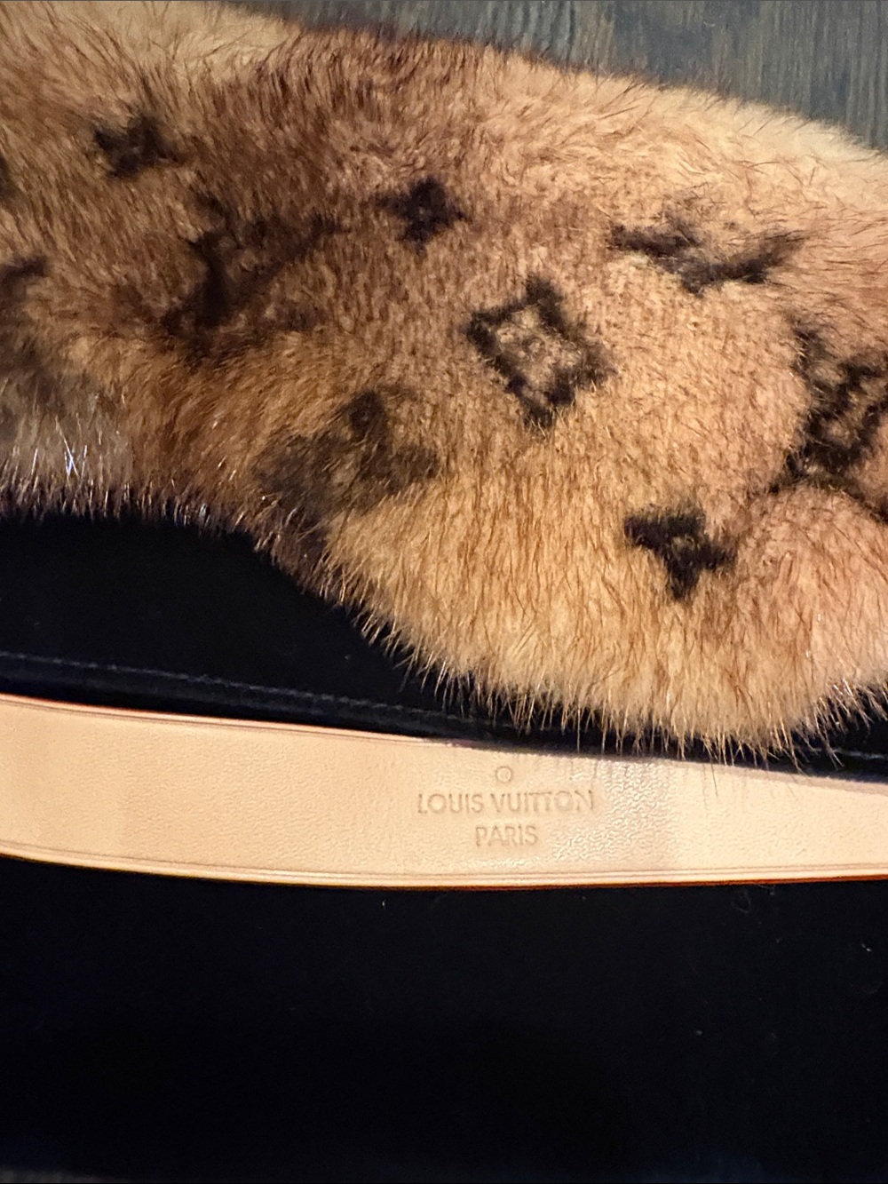 Louis Vuitton mink Fur Eye Mask with Box/dust-bag travel luxury - Picture 3 of 11